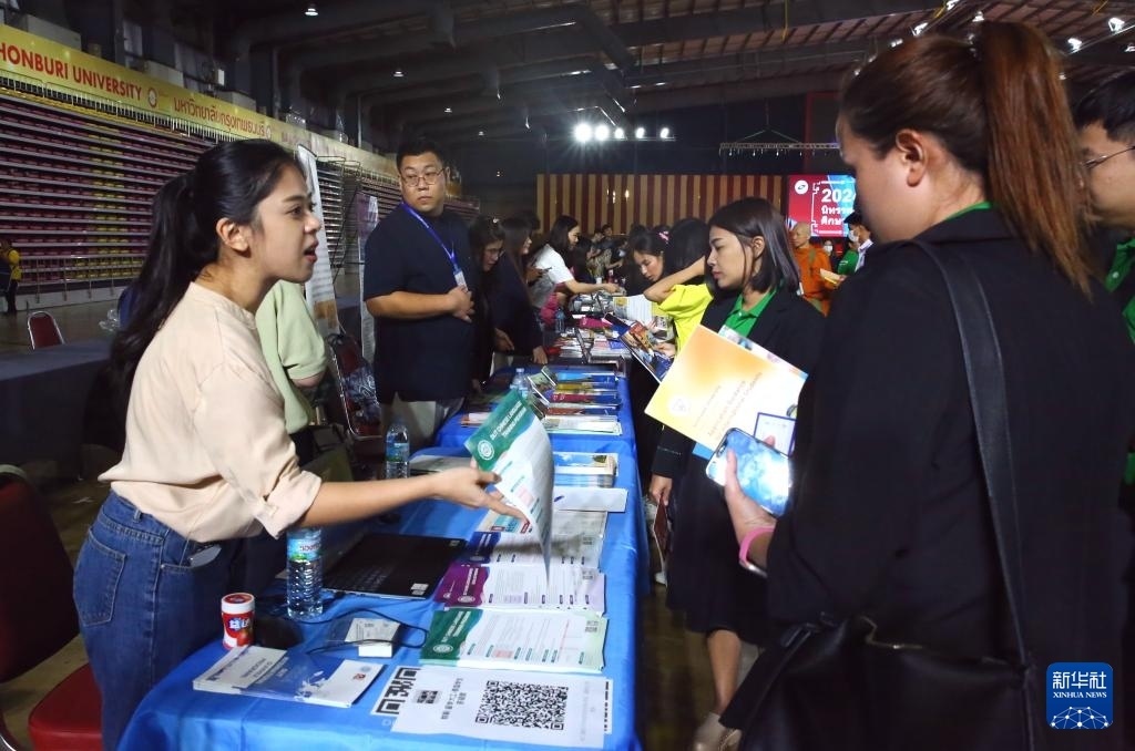 6月22日，在泰國曼谷吞武里大學(xué)舉辦的中國高等教育展上，學(xué)生在中國高校展臺前了解信息。新華社記者 孫瑋彤 攝
