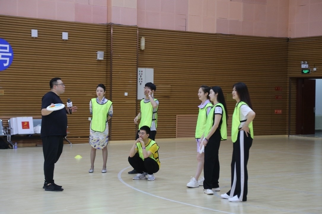 在“友趣體驗營”上，年輕用戶正在學(xué)習(xí)飛盤運動技巧。 受訪者供圖