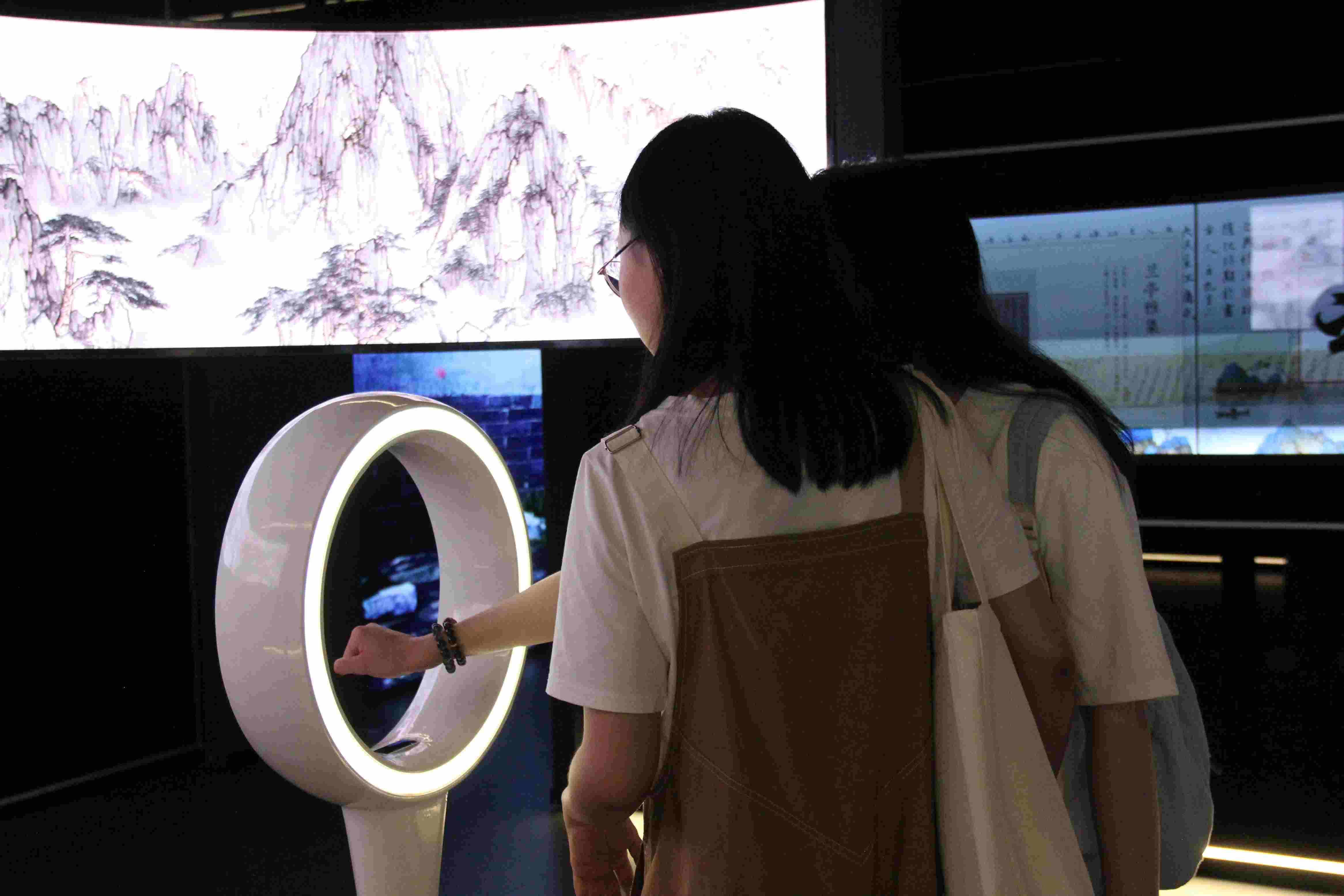 游客在“元啟金陵”南京數(shù)字文化客廳參觀并參與互動。受訪者供圖