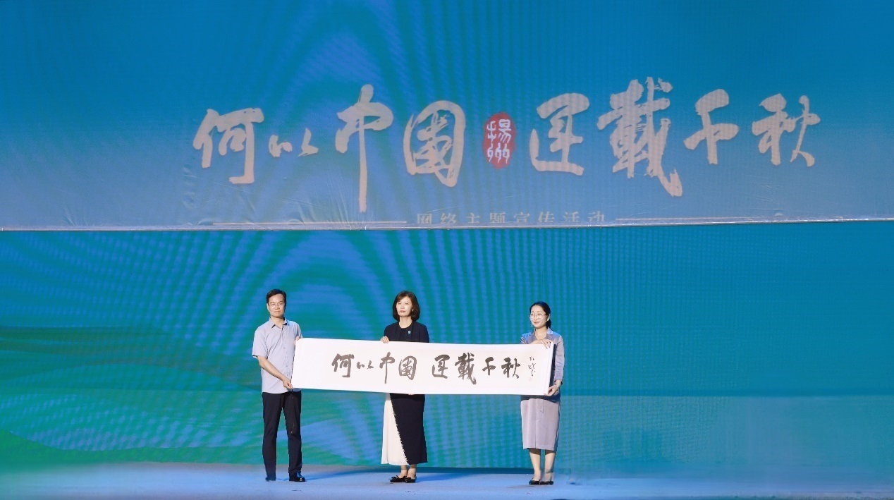 隋唐大運河文化博物館館長曹岳森（左）、揚州中國大運河博物館館長鄭晶（中）、浙東運河博物館負(fù)責(zé)人張慧（右）共同展卷。