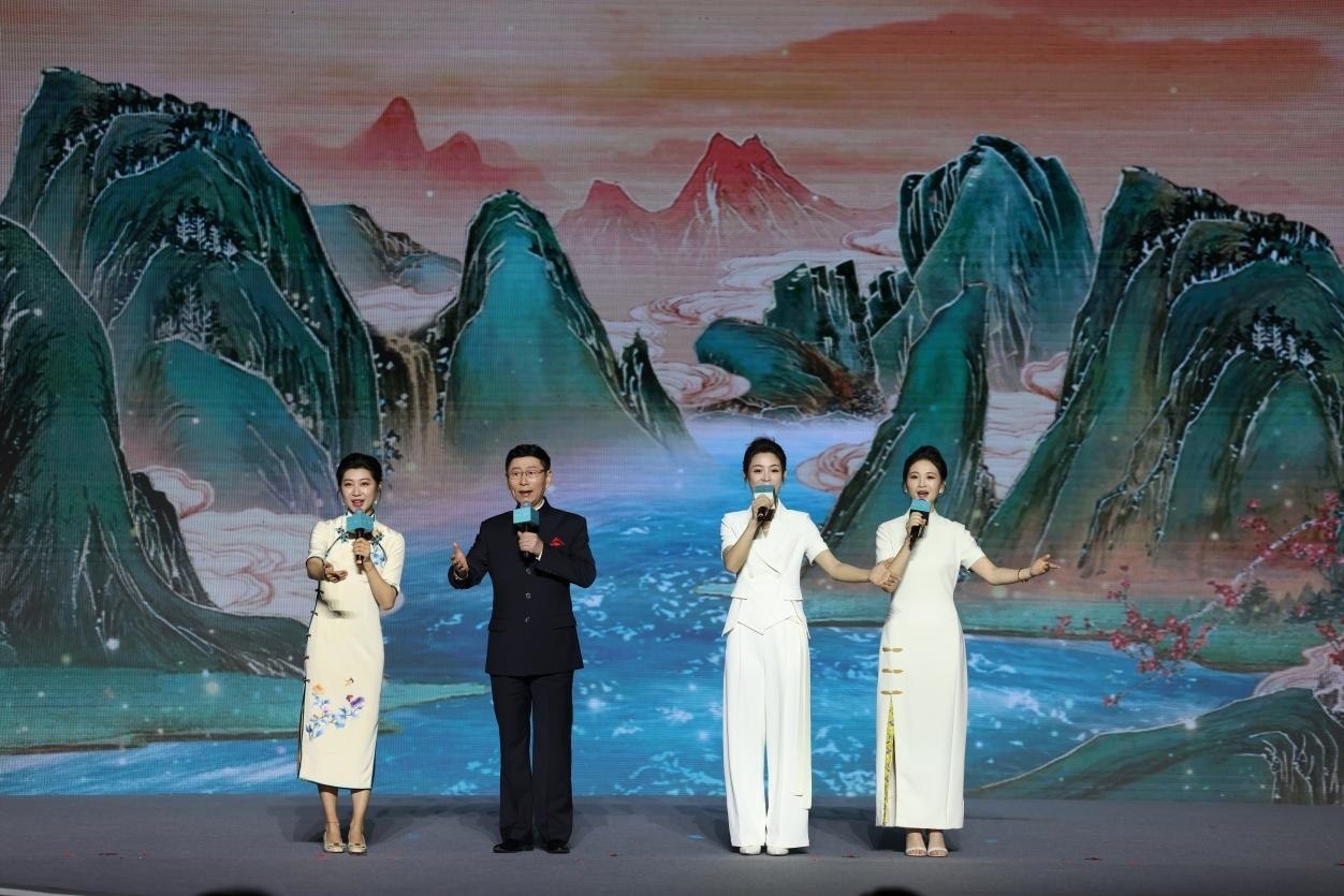 國家一級演員、京劇表演藝術(shù)家王平（左二），國家一級演員、南京藝術(shù)學(xué)院教授單雯（左一），浙江小百花越劇團(tuán)青年演員陳麗君（右二）、何青青（右一）同臺唱響千年運河情。