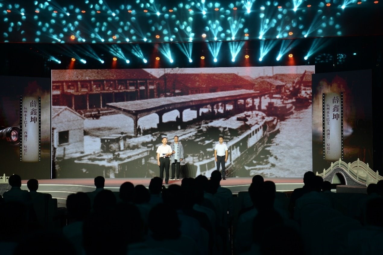 杭州水上巴士“西湖”號原船長薛鑫坤（左）、窯灣古鎮(zhèn)漁民藝術(shù)團(tuán)團(tuán)長沈召明（中）、港航潤楊6060貨船主楊杰偉（右）現(xiàn)場講述。