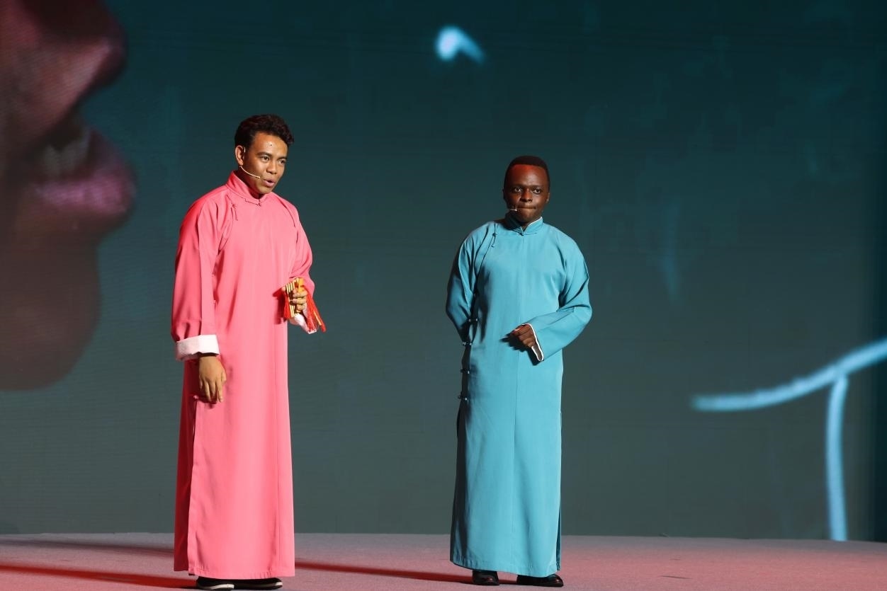 來自馬達(dá)加斯加的北京外國語大學(xué)教師唐磊（左）和來自肯尼亞的天津師范大學(xué)博士生孔愛凱（右）說唱大運河。