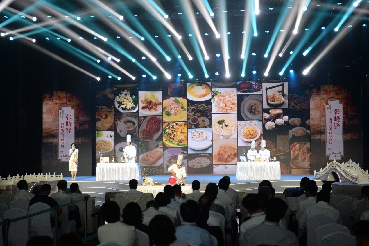 花園國際大酒店廚師長朱燾、西園飯店行政總廚張曉鋒、冶春面點總廚倪秋香、冶春面點制作技藝第五代傳人陳詩雅展示淮揚菜絕技。