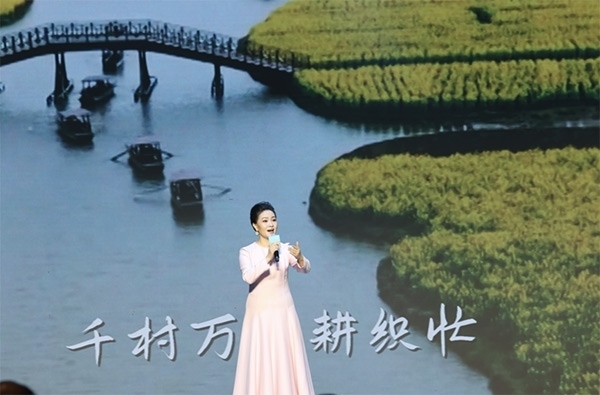 歌唱家、中國音樂學(xué)院教授雷佳現(xiàn)場演唱。