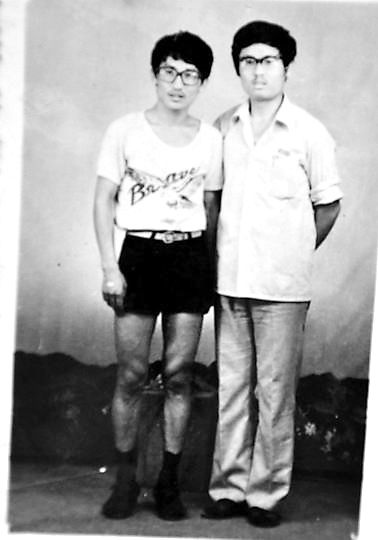 薛其坤（左）與大學(xué)同學(xué)合影。