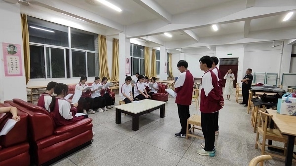 圖②：武平法院法官指導(dǎo)學(xué)生彩排。