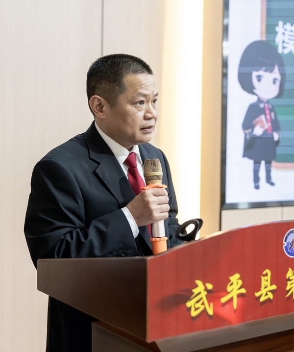 圖④：武平法院刑庭庭長(zhǎng)候良石在模擬法庭后為學(xué)生上普法課。