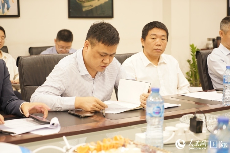 新當(dāng)選尼日利亞中國(guó)礦業(yè)聯(lián)合會(huì)會(huì)長(zhǎng)中國(guó)和聯(lián)公司董事長(zhǎng)李輝發(fā)言。人民網(wǎng)記者 姜宣攝