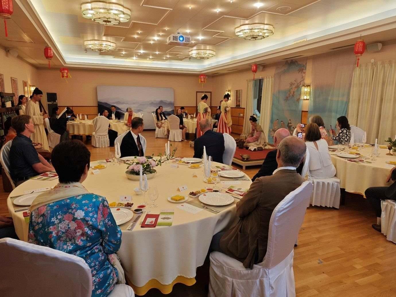 來(lái)賓們觀賞茶藝表演和品嘗中華美食。中國(guó)駐瑞典大使館供圖