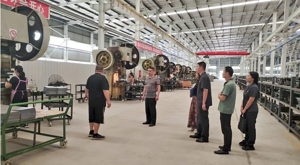 大渡口區(qū)法院法官回訪已盤活的被執(zhí)行企業(yè)。