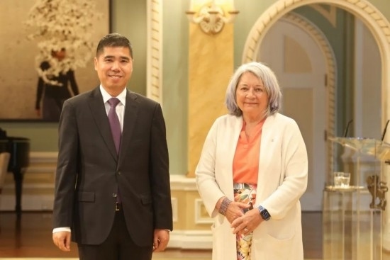 6月26日，中國駐加拿大大使王鏑向加拿大總督西蒙遞交國書。