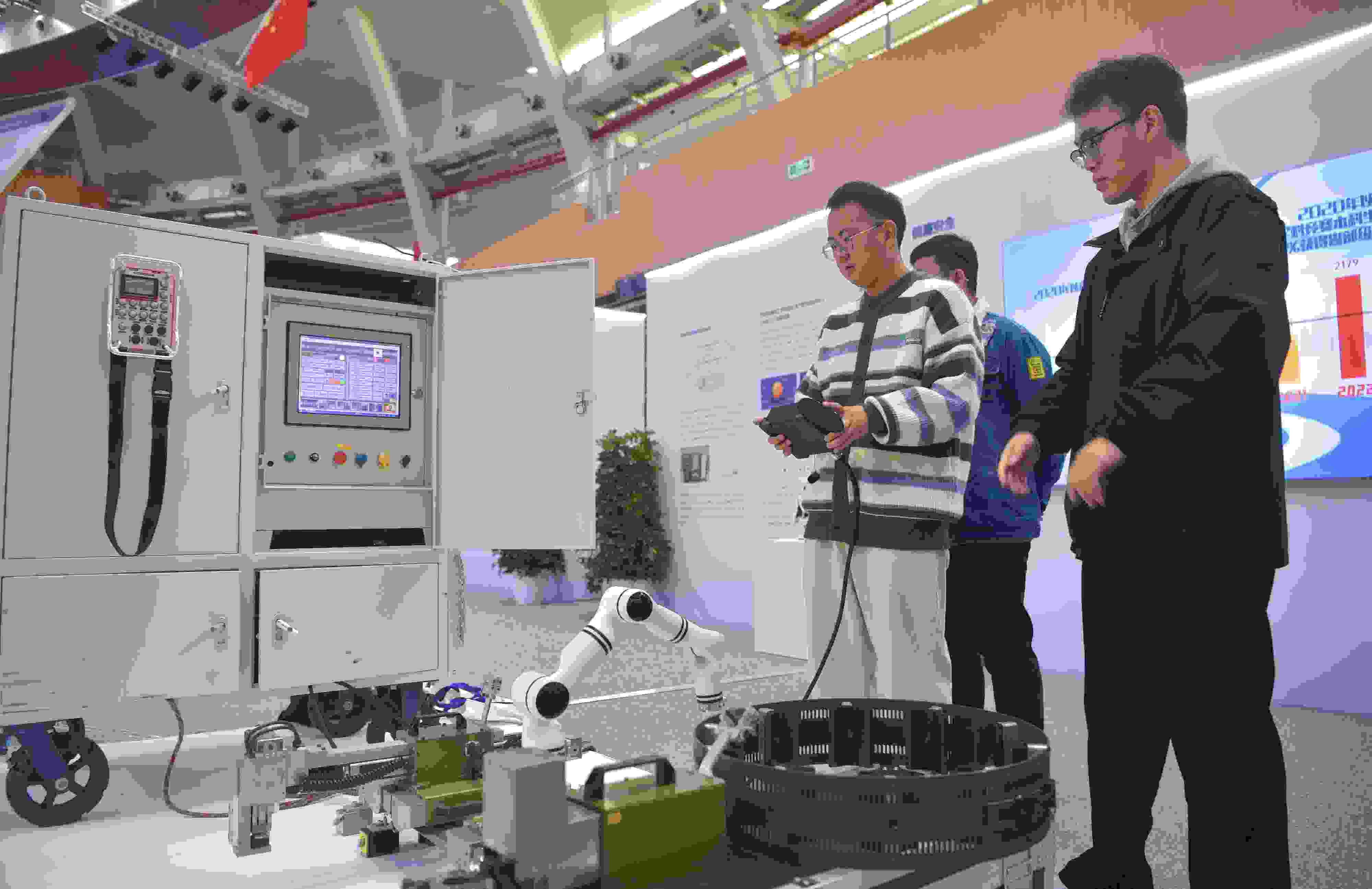 2023年，京南地區(qū)高?？萍汲晒平闀诒本┙ㄖ髮W大興校區(qū)舉行。圖為高校師生在展示管道全位置焊接機器人系統(tǒng)成果。