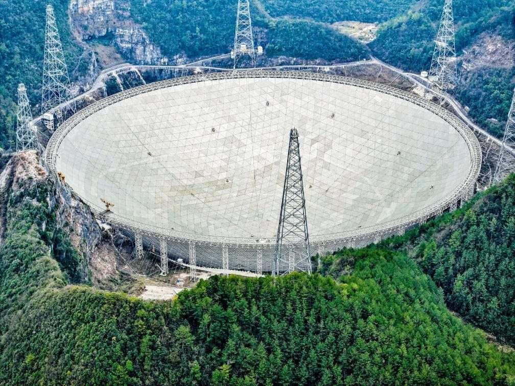 這是2024年2月26日拍攝的位于貴州的“中國天眼”（無人機(jī)全景圖片，維護(hù)保養(yǎng)期間拍攝）。新華社記者 歐東衢 攝