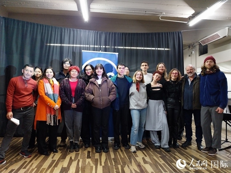 活動現(xiàn)場藝術(shù)家合影。人民網(wǎng)記者 許放攝