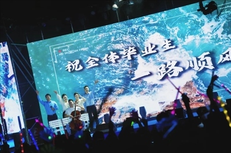 歌曲《祝你一路順風(fēng)》演出現(xiàn)場(chǎng)。供圖：日照職業(yè)技術(shù)學(xué)院