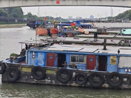 停泊在水上服務(wù)區(qū)的船只。人民網(wǎng)記者 黃鈺攝