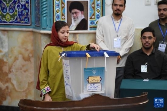 6月28日，伊朗選民在德黑蘭的一處投票站參加總統(tǒng)選舉投票。新華社記者 沙達(dá)提 攝