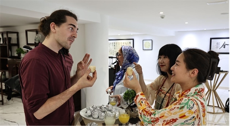 嘉賓品嘗茶葉蛋。拉巴特中國(guó)文化中心供圖