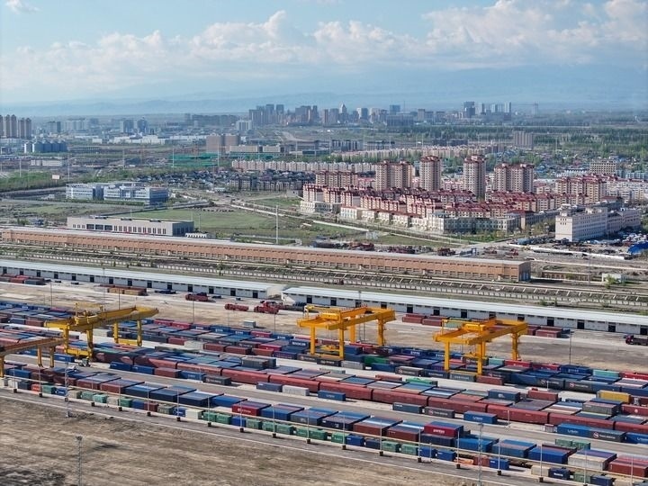 這是2024年4月18日拍攝的霍爾果斯鐵路口岸換裝場(chǎng)（無人機(jī)照片）。新華社記者 趙戈 攝