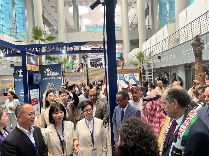 沙特廣播電視局首席執(zhí)行官、阿廣聯(lián)主席穆罕默德（右二）、阿廣聯(lián)秘書長蘇萊曼（右三）等阿拉伯國家嘉賓參觀展臺。主辦方供圖