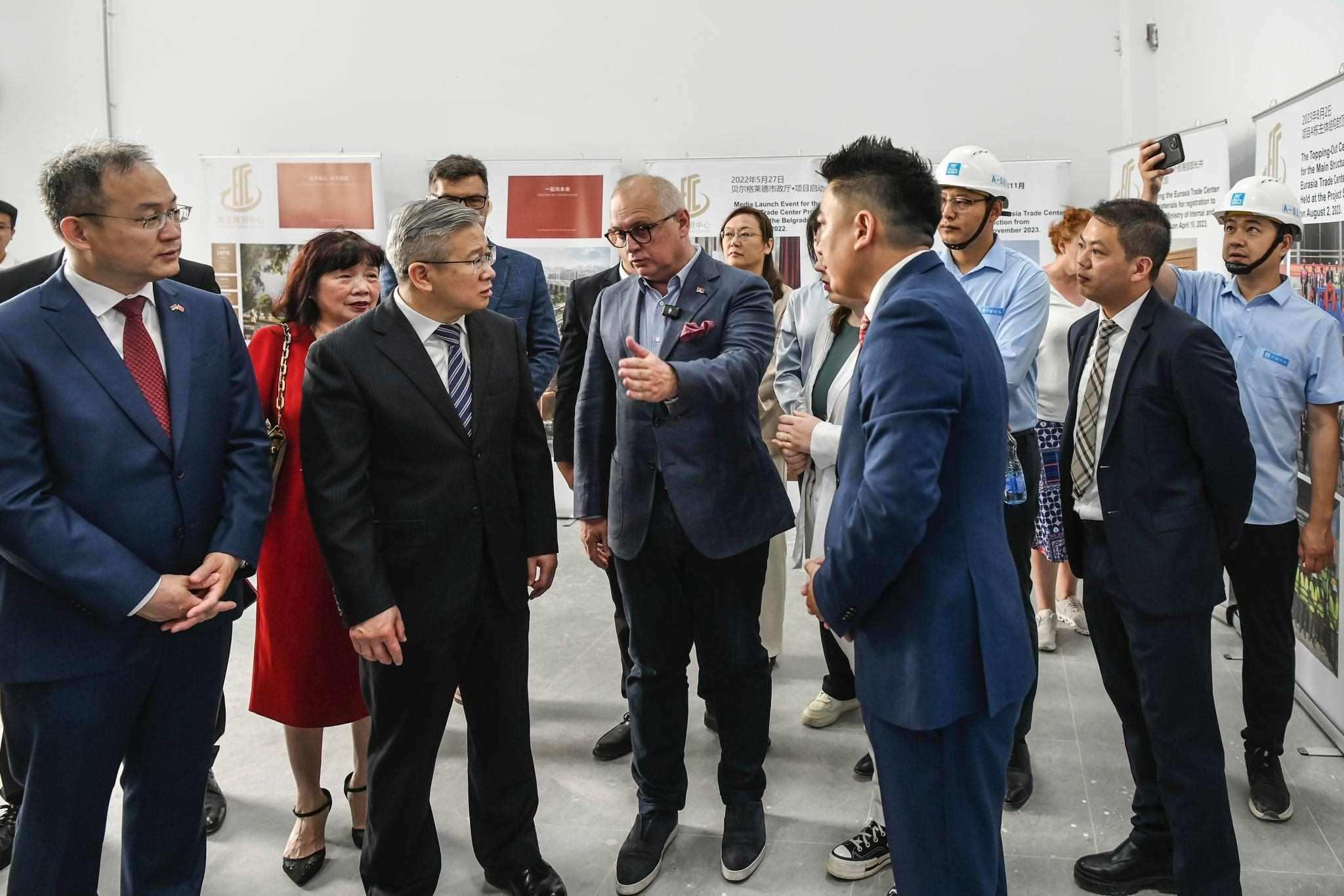 徐文光（左二）與韋西奇（左三）視察歐亞商貿(mào)中心。 歐亞商貿(mào)中心供圖