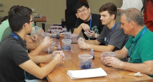 葡萄牙魯班工坊師生扎染體驗。天津機電職業(yè)技術學院供圖