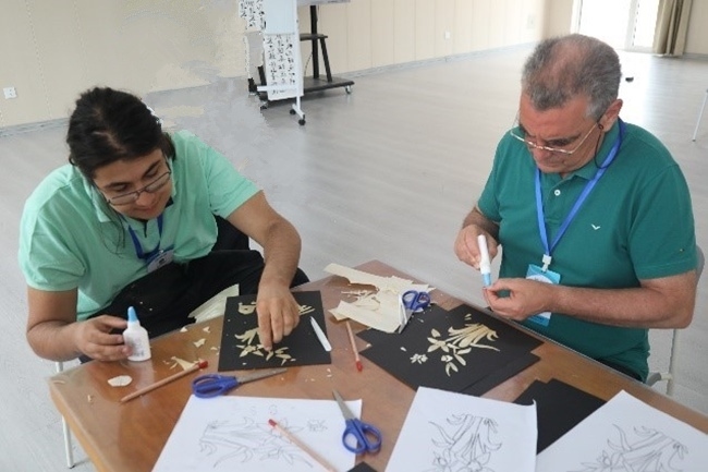 葡萄牙魯班工坊師生制作麥秸畫。