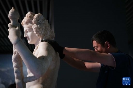 7月2日，工作人員將開箱后的古希臘文物放置在展臺上。新華社記者 張端 攝