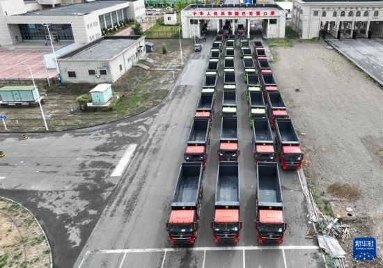 7月2日，車輛在巴克圖口岸辦理通關手續(xù)（無人機照片）。新華社發(fā)（馬丁 攝）