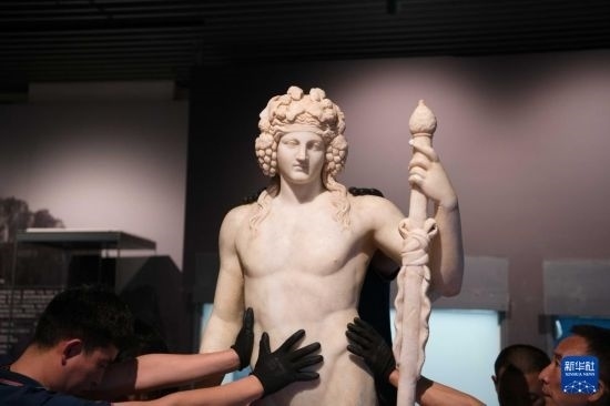 7月2日，工作人員將開箱后的古希臘文物放置在展臺上。新華社記者 張端 攝
