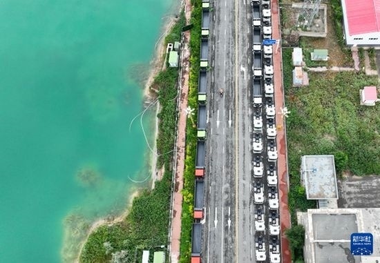 7月2日，車輛在巴克圖口岸有序出境（無人機照片）。新華社發(fā)（馬丁 攝）