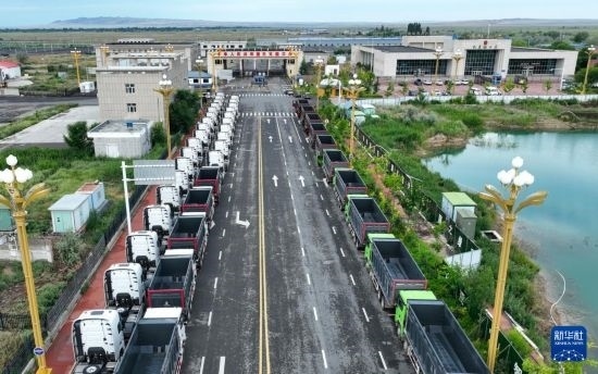 7月2日，車輛在巴克圖口岸有序出境（無人機照片）。新華社發(fā)（馬丁 攝）