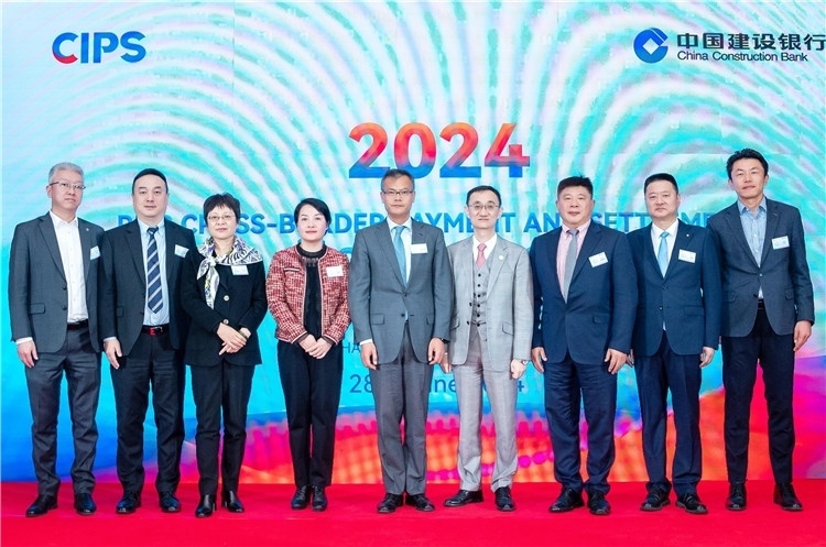 鄭冰開公使與CIPS公司、建行總行以及在南中資銀行合影、留念。（中國建設(shè)銀行約翰內(nèi)斯堡分行供圖）