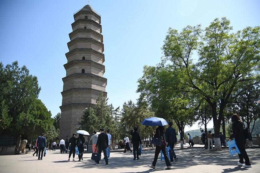 圖為2024年5月7日，游客在延安寶塔山參觀。 新華社記者 張博文 攝