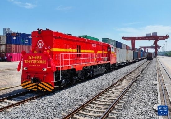 5月29日，在中哈連云港物流合作基地，首列連云港-阿拉木圖“滾裝+班列”跨境多式聯(lián)運(yùn)專列整裝待發(fā)（無人機(jī)照片）。新華社發(fā)（王健民 攝）