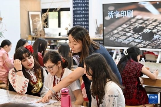 7月3日，外國學(xué)生在了解中國文化。新華社記者 李然 攝