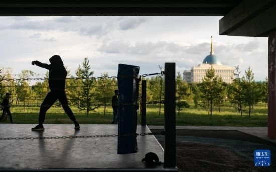 7月2日，在哈薩克斯坦首都阿斯塔納，一名男子在橋下運(yùn)動(dòng)場(chǎng)練習(xí)拳擊。新華社記者 白雪騏 攝