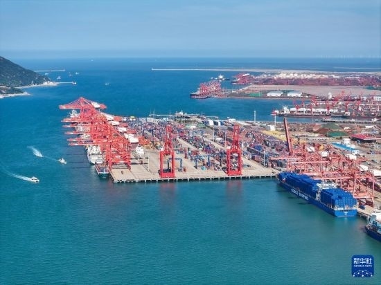 6月26日，貨輪停靠在連云港港集裝箱碼頭（無人機(jī)照片）。新華社記者 季春鵬 攝