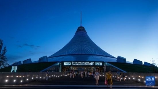 這是7月1日在哈薩克斯坦首都阿斯塔納拍攝的“可汗之帳”購物中心。新華社記者 王建華 攝