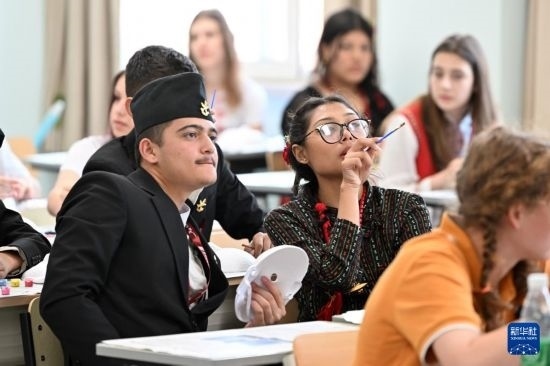 7月3日，外國學(xué)生在學(xué)習(xí)中國文化。新華社記者 李然 攝