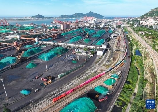 6月26日，“韓國(guó)-連云港-中亞”國(guó)際多式聯(lián)運(yùn)班列從中哈連云港物流合作基地出發(fā)，駛往哈薩克斯坦、烏茲別克斯坦（無人機(jī)照片）。班列運(yùn)載的55個(gè)大柜此前于6月13日從韓國(guó)境內(nèi)發(fā)出，經(jīng)釜山港海運(yùn)抵達(dá)連云港后轉(zhuǎn)由鐵路運(yùn)輸。新華社記者 季春鵬 攝