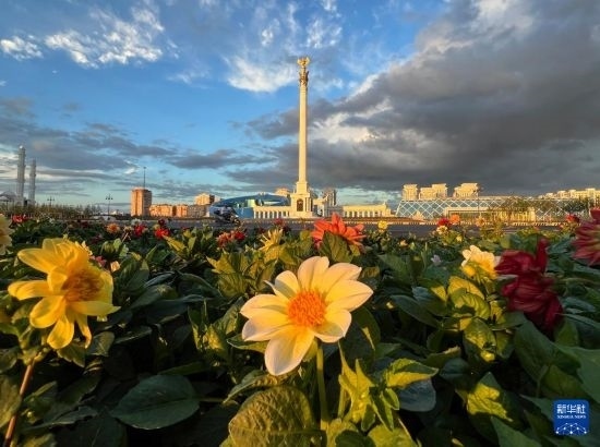 這是7月2日拍攝的哈薩克斯坦首都阿斯塔納獨(dú)立廣場(chǎng)。新華社記者 岳月偉 攝