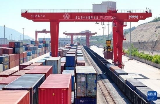 6月30日，在中哈連云港物流合作基地，大型機(jī)械在吊裝集裝箱（無人機(jī)照片）。新華社發(fā)（王健民 攝）