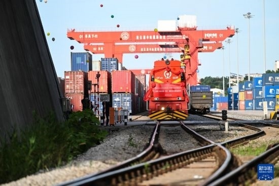 6月26日，“韓國(guó)-連云港-中亞”國(guó)際多式聯(lián)運(yùn)班列從中哈連云港物流合作基地出發(fā)，駛往哈薩克斯坦、烏茲別克斯坦。班列運(yùn)載的55個(gè)大柜此前于6月13日從韓國(guó)境內(nèi)發(fā)出，經(jīng)釜山港海運(yùn)抵達(dá)連云港后轉(zhuǎn)由鐵路運(yùn)輸。新華社記者 季春鵬 攝