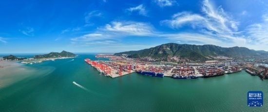 6月26日，貨輪停靠在連云港港集裝箱碼頭（無人機(jī)照片）。新華社記者 季春鵬 攝