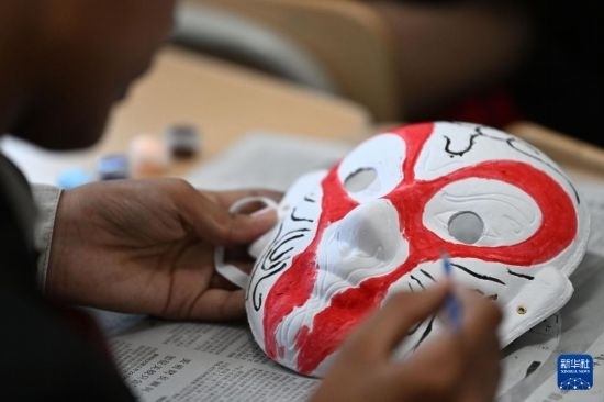 7月3日，外國學(xué)生在繪制京劇臉譜。新華社記者 李然 攝