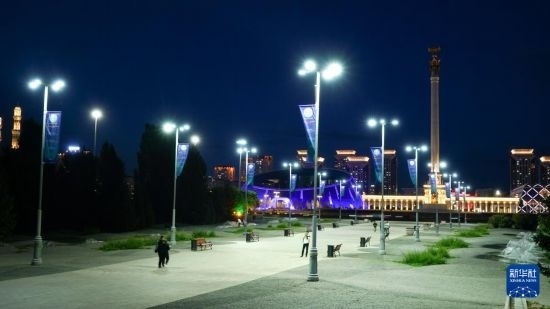 這是7月2日在哈薩克斯坦首都阿斯塔納拍攝的獨立廣場上的紀念柱（右后）。新華社記者 王建華 攝