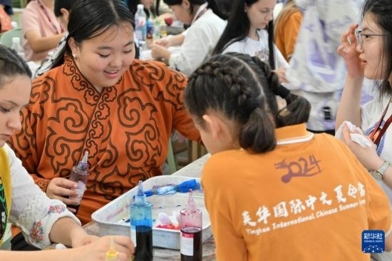 7月3日，外國學(xué)生在了解中國的染布技術(shù)。新華社記者 李然 攝