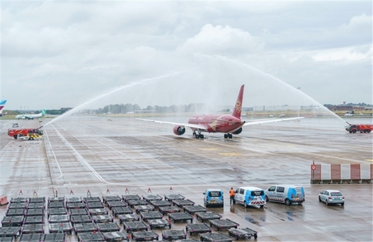 圖為布魯塞爾-上海返程航班出發(fā)前，布魯塞爾機(jī)場(chǎng)方面為返程航班舉行水門儀式。吉祥航空供圖